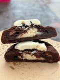 Galleta Chocolate Cheesecake: Deliciosa galleta de chocolate con chocolate de leche, chocolate semiamargo, rellena de cheesecake con cubierta de chocolate blanco.