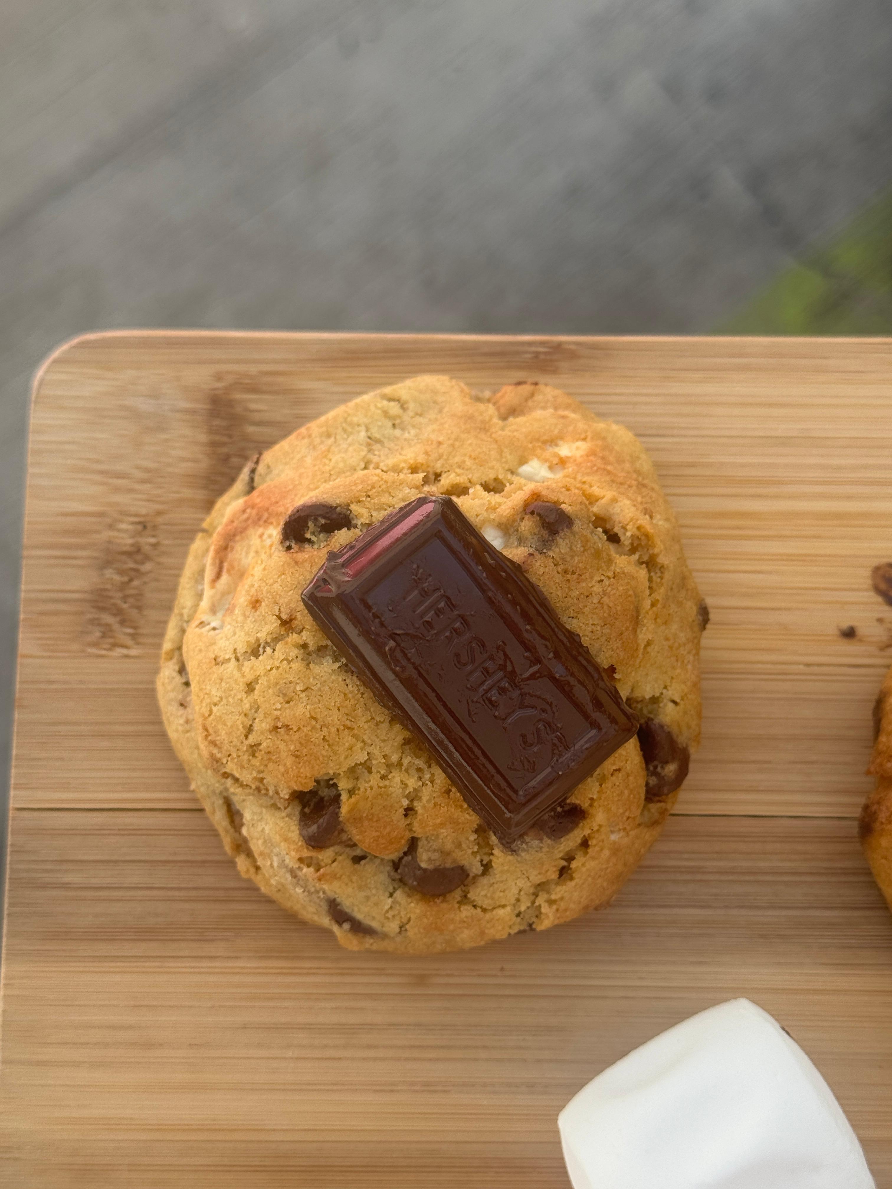 Galleta S'mores: Galleta de vainilla con chocolate semiamargo y bombones.