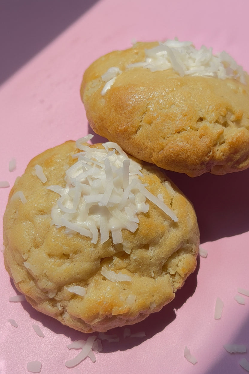 Galleta de Coco: Galleta de Vainilla con chispas de chocolate blanco, coco y un cremoso relleno de coco.