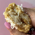 Galleta de Coco: Galleta de Vainilla con chispas de chocolate blanco, coco y un cremoso relleno de coco.