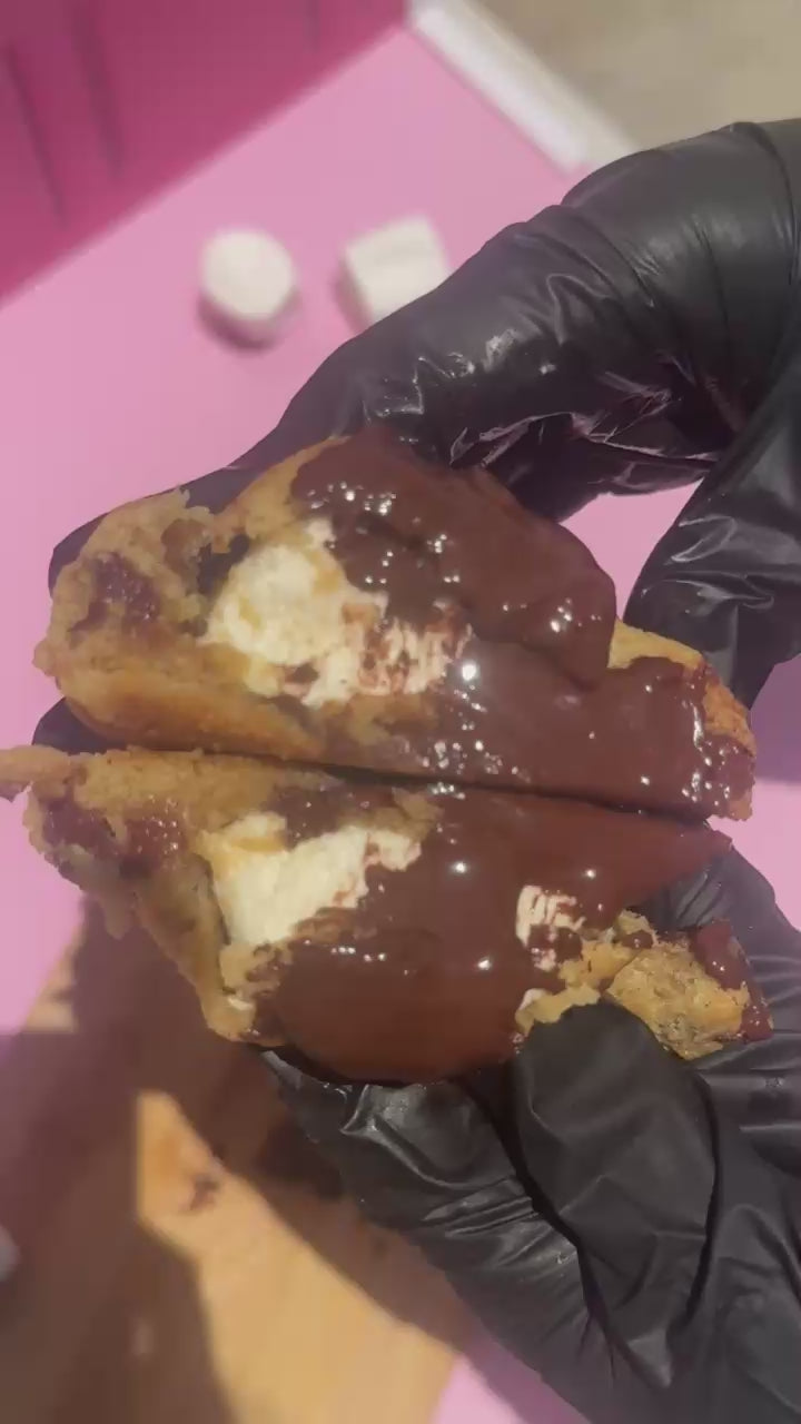 Galleta S'mores: Galleta de vainilla con chocolate semiamargo y bombones.